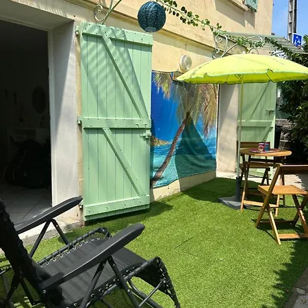 Beautiful Studio + Large Terrace Near The Beaches. Appartement Antibes